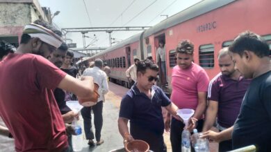 स्टेशनों पर यात्रियों को मिल रहा ठंडा पानी, भोपाल मंडल के 16 स्टेशनों पर स्वयंसेवकों ने संभाला मोर्चा 25 WhatsApp Image 2026 05 25 at 17.09.54