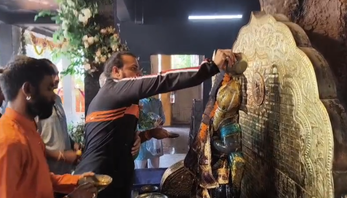 कमला पार्क स्थित शनि मंदिर में उमड़ा आस्था का जनसैलाब, उंगली पर तिल-तेल चढ़ाने की रीत रही आकर्षण का केंद्र 1 shani