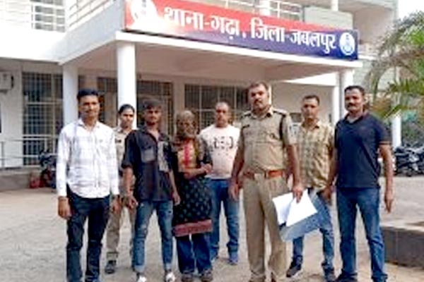 फायरिंग के कुछ घंटों में प्रेमिका समेत दबोचा गया कुख्यात बदमाश 1 01 10