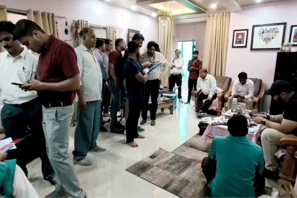 यशभारत ब्रेकिंग - नगर निगम के प्रभारी सहायक स्वास्थ्य अधिकारी के घर ईओडब्ल्यू का छापा 1 01 18