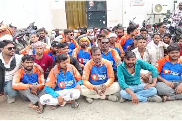 पेट्रोल महंगा, कमाई सस्ती: स्विगी इंस्टामार्ट डिलीवरी पार्टनर्स हड़ताल पर, जबलपुर में स्विगी इंस्टामार्ट के गिग वर्कर्स का प्रदर्शन, भुगतान बढ़ाने की मांग 1 01 22