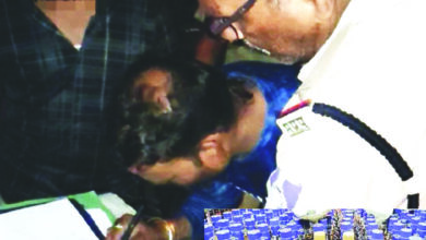 झाडिय़ों में छिपाकर रखी थी 300 पाव अवैध शराब, कोतवाली पुलिस ने अवैध शराब के साथ आरोपी को दबोचा, 18 हजार की शराब जब्त 6 01 9
