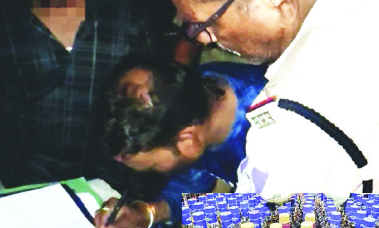 झाडिय़ों में छिपाकर रखी थी 300 पाव अवैध शराब, कोतवाली पुलिस ने अवैध शराब के साथ आरोपी को दबोचा, 18 हजार की शराब जब्त 1 01 9