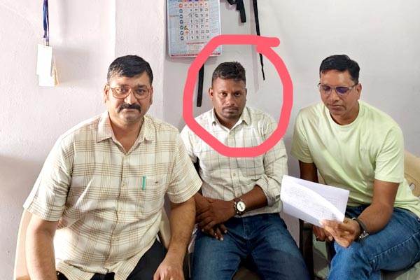 नामांतरण के नाम पर रिश्वतखोरी: 5 हजार रुपये लेते पटवारी घनश्याम गढ़वाल लोकायुक्त के हत्थे चढ़ा 1 010