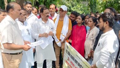 तीन माह के वेतन की मांग को लेकर विक्टोरिया अस्पताल के आउटसोर्स कर्मचारी हड़ताल पर 6 012
