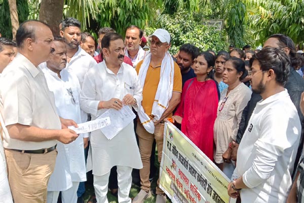 तीन माह के वेतन की मांग को लेकर विक्टोरिया अस्पताल के आउटसोर्स कर्मचारी हड़ताल पर 1 012