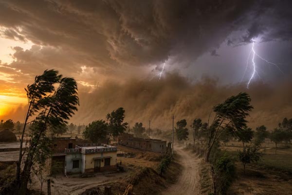 उत्तर से दक्षिण तक मौसम का असर, कई राज्यों में भारी बारिश और तेज हवाओं का पूर्वानुमान 1 013