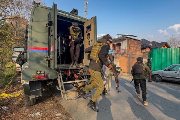 जम्मू-कश्मीर के शोपियां में आतंक के नेटवर्क पर बड़ा प्रहार, 3 आतंकी सहयोगी गिरफ्तार 1 02 21