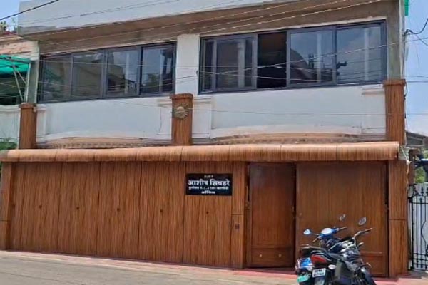 यशभारत ब्रेकिंग : शराब कारोबारी के ऑफिस पर देर रात बमबाजी, देसी बम फेंककर फरार हुए बदमाश 1 02 31