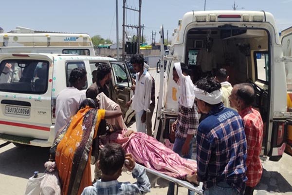 140 बारातियों से भरा ट्रक पलटा, 10 लोगों की हालत गंभीर 1 02 4