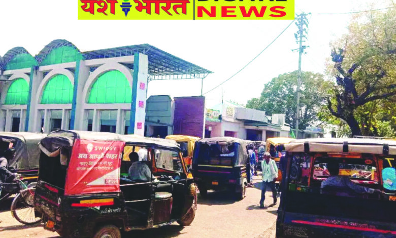 ऑटो-ई-रिक्शा की धमाचौकड़ी, यातायात व्यवस्था चौपट, जहां मर्जी वहां वाहन खड़ा कर उतारने लगते हैं सवारियां, कदम-कदम पर लग रहा जाम 1 02 8
