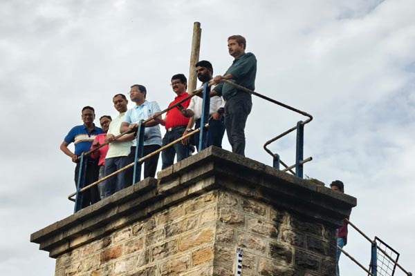 जल संकट से निपटने मैदान में उतरे निगमायुक्त, सुबह-सुबह परियट पहुंचकर संभाली कमान 2 03 35