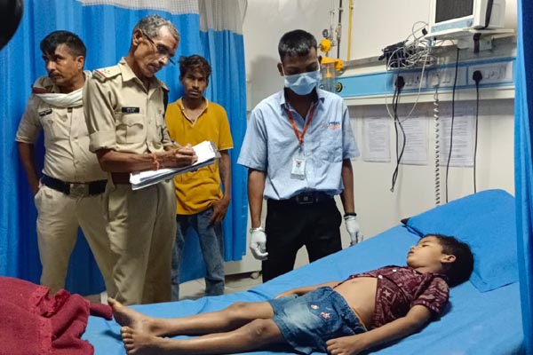 यशभारत ब्रेकिंग : खेलते-खेलते मासूम ने पकड़ लिया विद्युत पोल का तार, करंट लगने से दर्दनाक मौत; 2 03 9