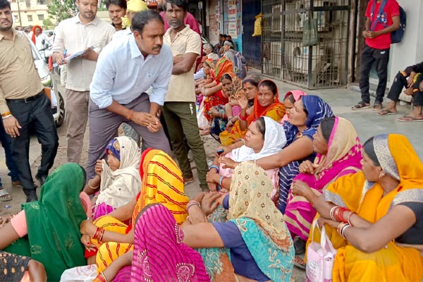 श्रम आयुक्त संदीप जीआर ने परखी श्रमिक कल्याण योजनाओं की जमीनी हकीकत 1 03