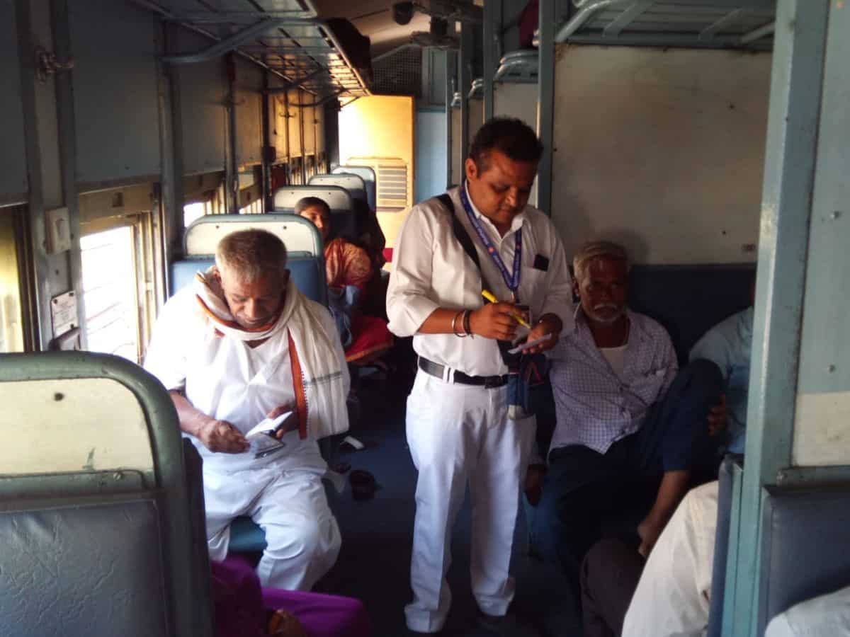 ब्रेकिंग : रीवा सुपरफास्ट में जेवरात सहित 10 लाख की चोरी, कटनी जंक्शन के आउटर में महिला का पर्स छीनकर भागा नकाबपोश 2 190374 train ticket