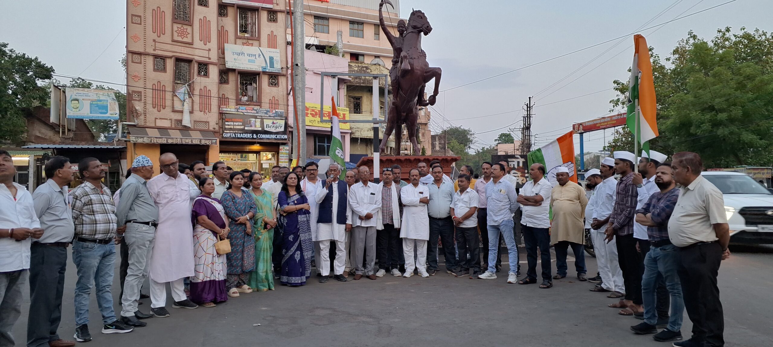 मुख्यमंत्री की कथित अमर्यादित टिप्पणी के विरोध में कांग्रेस का गांधीवादी धरना 2 20260601 185044 scaled