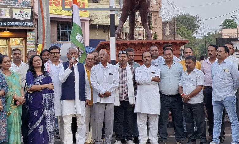मुख्यमंत्री की कथित अमर्यादित टिप्पणी के विरोध में कांग्रेस का गांधीवादी धरना 1 20260601 185051