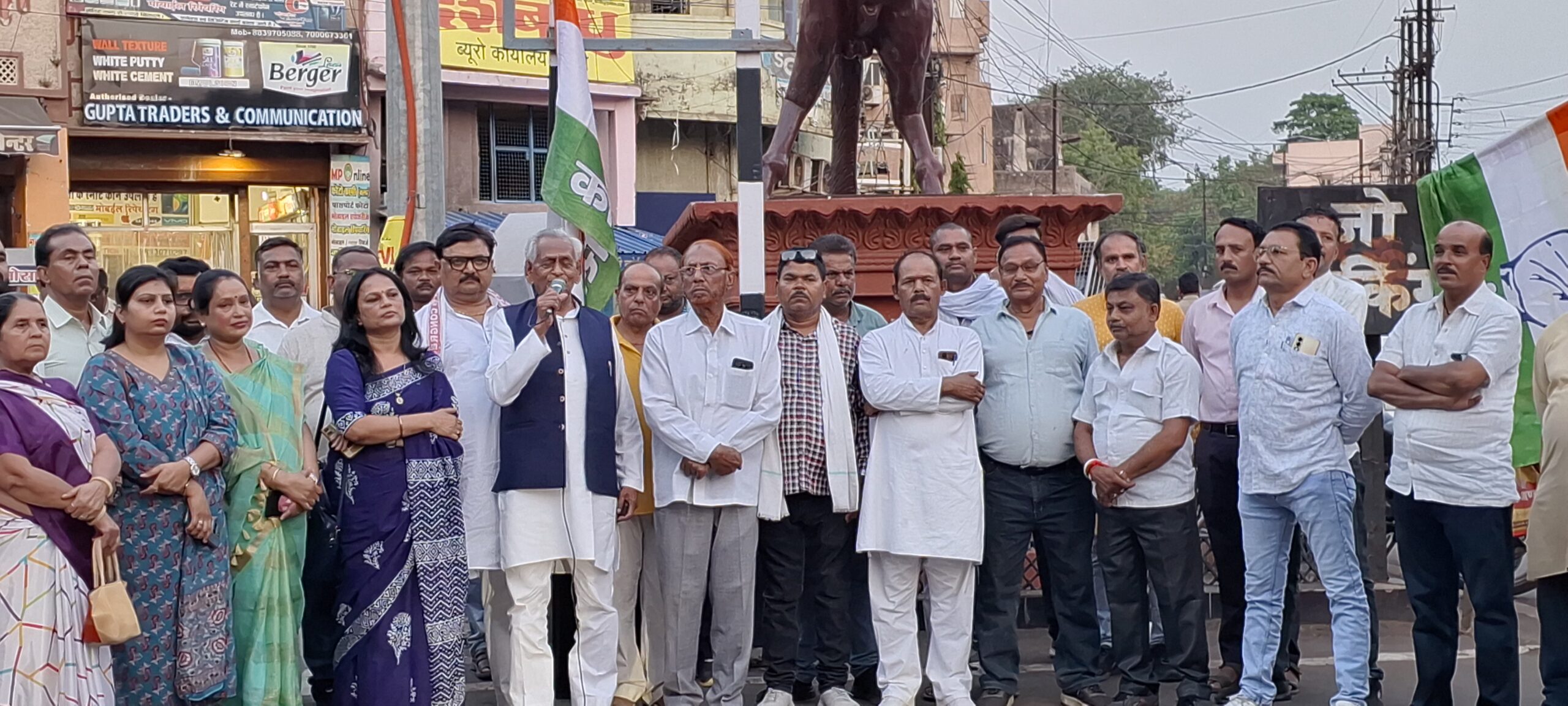 मुख्यमंत्री की कथित अमर्यादित टिप्पणी के विरोध में कांग्रेस का गांधीवादी धरना 3 20260601 185051 scaled