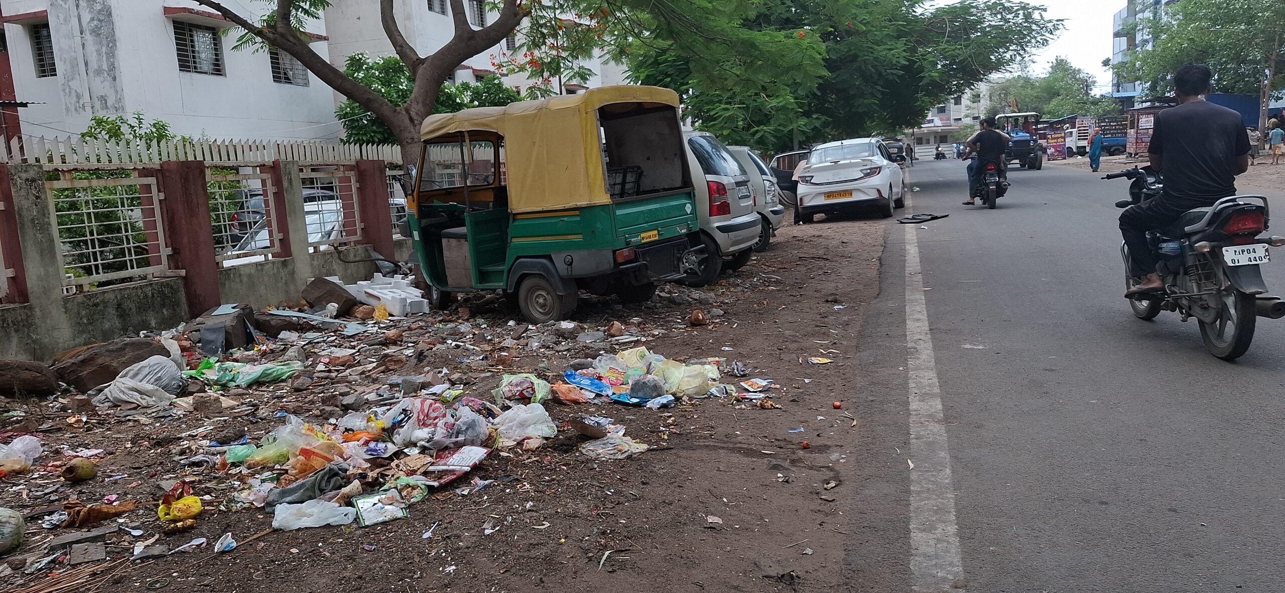जनता बेहाल, होटलों पर चाय छान रहे सफाईकर्मी: राजधानी के वार्ड 10 में गंदगी का साम्राज्य, वाजपेयी नगर मल्टी और झंडा चौक बने कचरा घर 2 20260617 114801 scaled