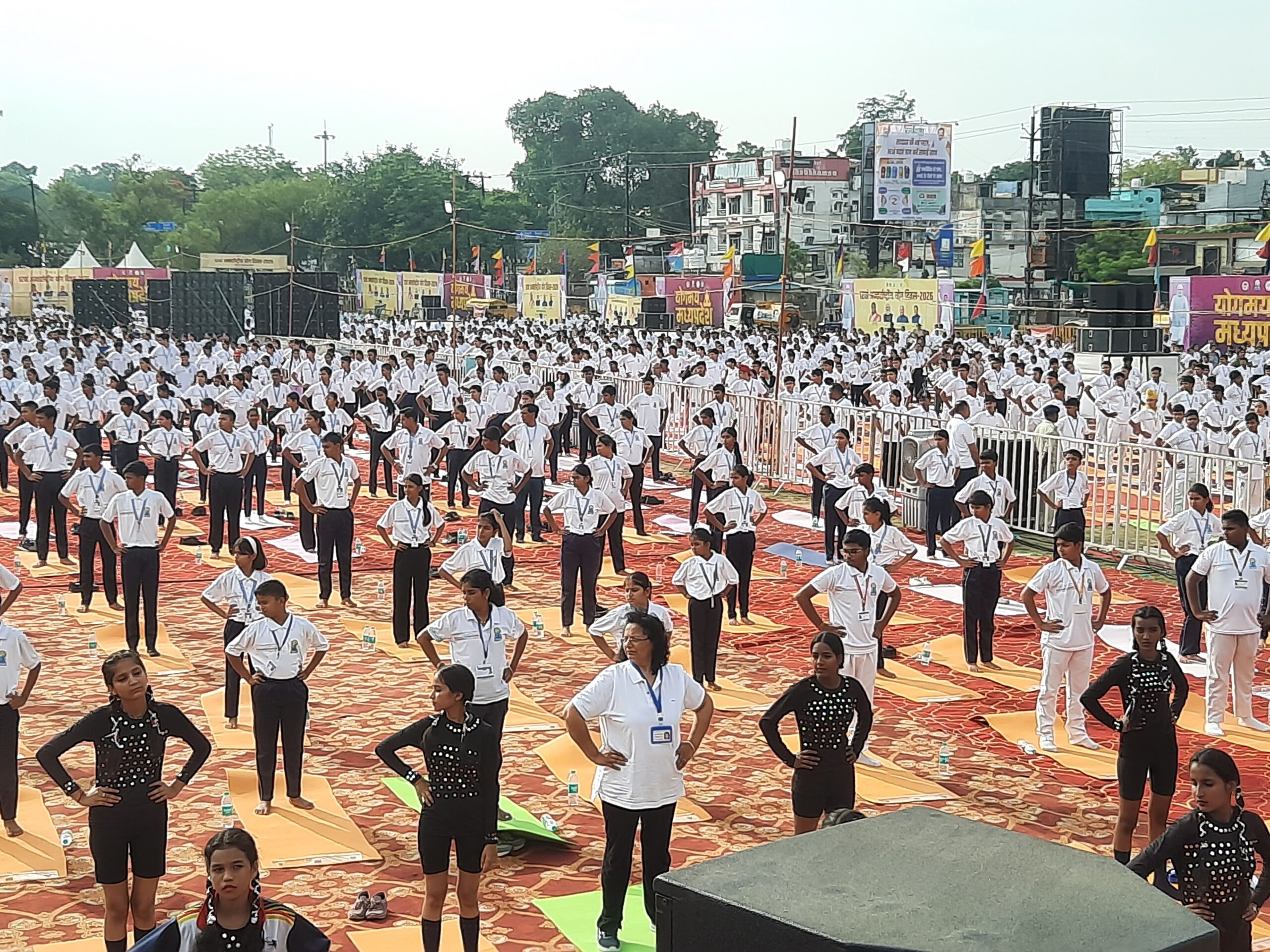 गैरिसन ग्राउंड में गूंजा योग का संदेश, राष्ट्रपति बोलीं— मां नर्मदा की नगरी में आकर धन्य हूं 4 20260621 075444 scaled