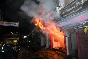 लखनऊ के बाद उत्तराखंड में आग का कहर, सपा नेता के शोरूम में भीषण अग्निकांड 9 77177276 1782277770658 m