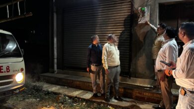 एक रात में 11 ई-रिक्शा चार्जिंग परिसरों में बिजली चोरी पकड़ी गई, विभाग की लगातार कार्रवाई जारी 6 IMG 20260604 WA0022