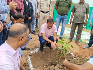 विश्व पर्यावरण दिवस पर “एक पेड़ माँ के नाम 2.0” अभियान के तहत कलेक्टर ने किया पौधारोपण 2 IMG 20260605 WA0073