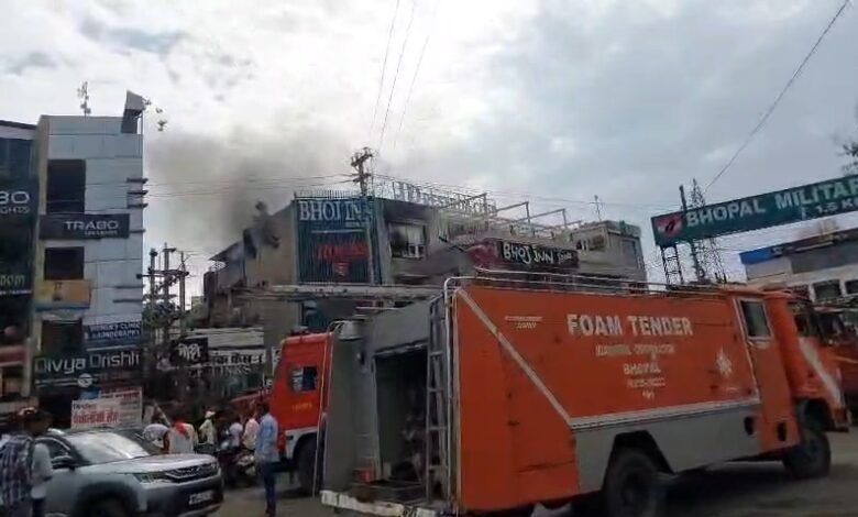 एयरपोर्ट रोड स्थित भोज इन बार एंड रेस्टोरेंट में लगी आग, मचा हड़कंप 1 IMG 20260607 WA0003
