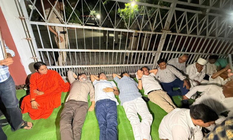 नामांकन रद्द होने के विरोध में कांग्रेस का धरना, भूख हड़ताल का ऐलान 1 IMG 20260609 WA0071