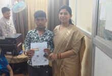 एक साल की प्रतीक्षा के बाद आयुष को मिला आधार कार्ड माता पिता के निधन के बाद दस्तावेजी परेशानी से जूझ रहे किशोर की जिला प्रशासन ने की मदद 8 IMG 20260612 WA0003