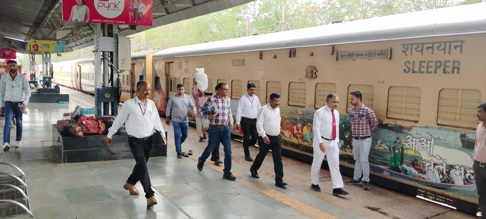 कटनी स्टेशन के निरीक्षण पर पहुंचे एडीआरएम अभय कुमार गुप्ता, अधिकारियों को दिए दिशा-निर्देश 2 IMG 20260615 WA0822