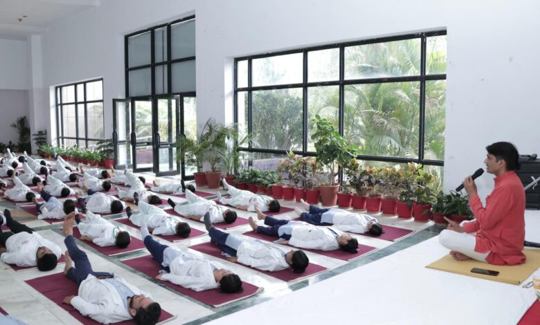 बीएमएचआरसी में योग सप्ताह के तीसरे दिन मरीजों और विद्यार्थियों ने किया योगाभ्यास 1 IMG 20260618 WA0004