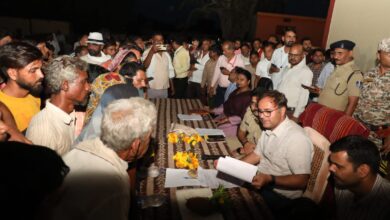 रात्रिकालीन चौपाल में प्रशासन का जनता से सीधा संवाद, ग्रामीणों की समस्याओं का हुआ मौके पर समाधान 7 IMG 20260618 WA0050