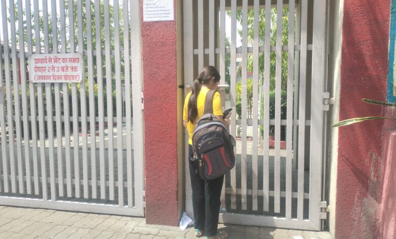 NEET परीक्षा केंद्र पर कुछ मिनट की देरी से पहुंचे छात्र, अभिभावकों ने लगाई गुहार, बे नतीजा जा रही गुहार, मौजूद प्रशासनिक अधिकारियों ने नियम का दिया हवाला 1 IMG 20260621 WA0012