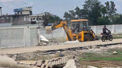 अवैध कॉलोनियों पर प्रशासन का बुलडोजर, 27 करोड़ की जमीन कराई मुक्त मेंडोरी और बेरखेड़ी बज्याफत में एफटीएल क्षेत्र के भीतर हो रहे अवैध निर्माण ध्वस्त, कलेक्टर के निर्देश पर कार्रवाई 7 IMG 20260627 WA0002