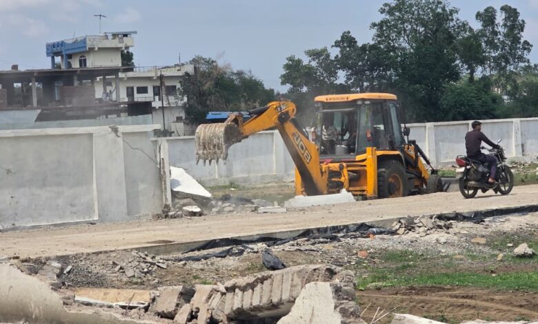 अवैध कॉलोनियों पर प्रशासन का बुलडोजर, 27 करोड़ की जमीन कराई मुक्त मेंडोरी और बेरखेड़ी बज्याफत में एफटीएल क्षेत्र के भीतर हो रहे अवैध निर्माण ध्वस्त, कलेक्टर के निर्देश पर कार्रवाई 1 IMG 20260627 WA0002