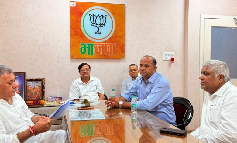 भाजपा प्रदेश कार्यालय में मंत्री इंदर सिंह परमार ने सुनीं कार्यकर्ताओं की समस्याएं जनसमस्याओं के त्वरित निराकरण के दिए निर्देश, लंबित मामलों को संबंधित विभागों को भेजा गया 1 IMG 20260627 WA0003