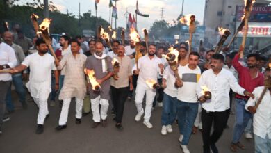 जबलपुर में बिजली कटौती और जल संकट पर फूटा कांग्रेस का गुस्सा: निकाला विशाल मशाल जुलूस, उग्र आंदोलन की दी चेतावनी 7 IMG 20260628 WA0069
