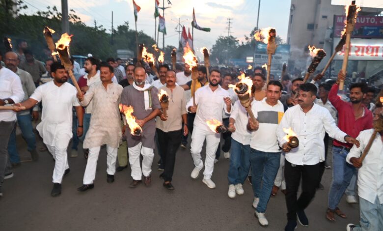 जबलपुर में बिजली कटौती और जल संकट पर फूटा कांग्रेस का गुस्सा: निकाला विशाल मशाल जुलूस, उग्र आंदोलन की दी चेतावनी 1 IMG 20260628 WA0069