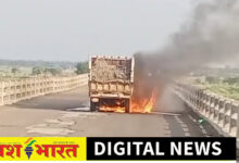 जर्जर महानदी पुल में आग का गोला, तेल और फार्च्यून सामग्री लोड पिकअप में भड़की आग 10 IMG 20260611 112036
