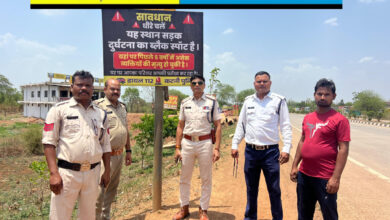 ब्लैक स्पॉट लखापतेरी में दुर्घटनाओं को रोकने की कवायद, यातायात पुलिस ने लगाए दुर्घटना संकेतक बोर्ड, चालकों से नियमों का पालन करने की अपील 7 IMG 20260611 124903