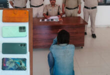 पलक झपकते ही मोबाइल पार करने वाला शातिर चोर कोतवाली पुलिस की गिरफ्त में, 1 लाख रुपये मूल्य के 5 चोरी के मोबाइल बरामद, एक ही रात में दो ट्रकों को बनाया था निशाना 8 IMG 20260624 235356