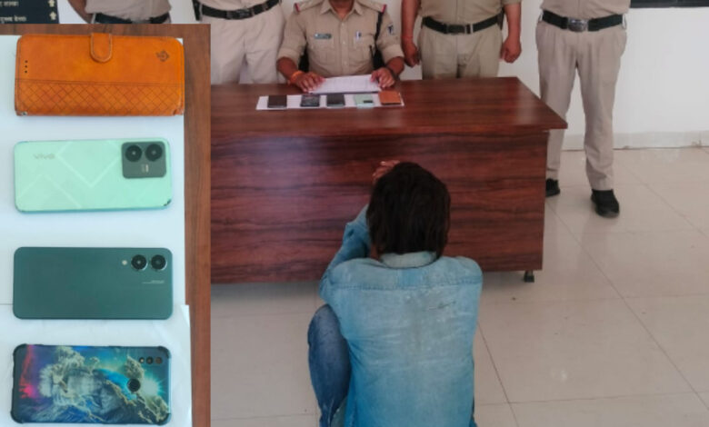 पलक झपकते ही मोबाइल पार करने वाला शातिर चोर कोतवाली पुलिस की गिरफ्त में, 1 लाख रुपये मूल्य के 5 चोरी के मोबाइल बरामद, एक ही रात में दो ट्रकों को बनाया था निशाना 1 IMG 20260624 235356