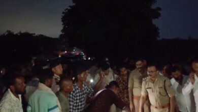 डुमना जंगल में किशोर का शव मिलने के बाद ग्रामीणों का चक्काजाम, एयरपोर्ट मार्ग पर यातायात प्रभावित 7 IMG 20260630 201432