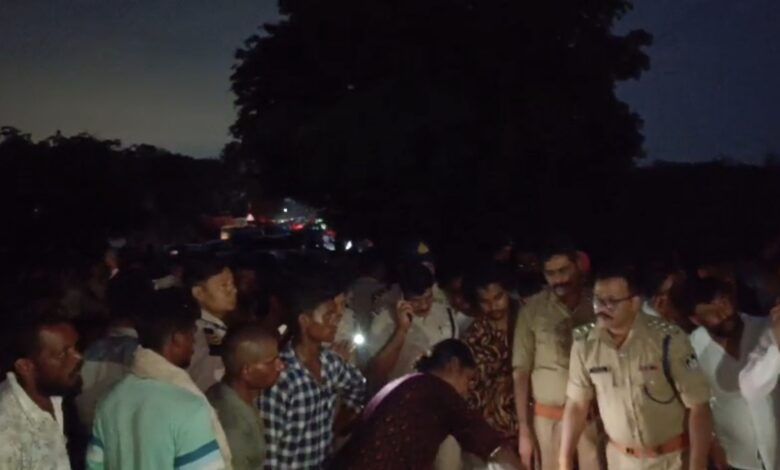 डुमना जंगल में किशोर का शव मिलने के बाद ग्रामीणों का चक्काजाम, एयरपोर्ट मार्ग पर यातायात प्रभावित 1 IMG 20260630 201432