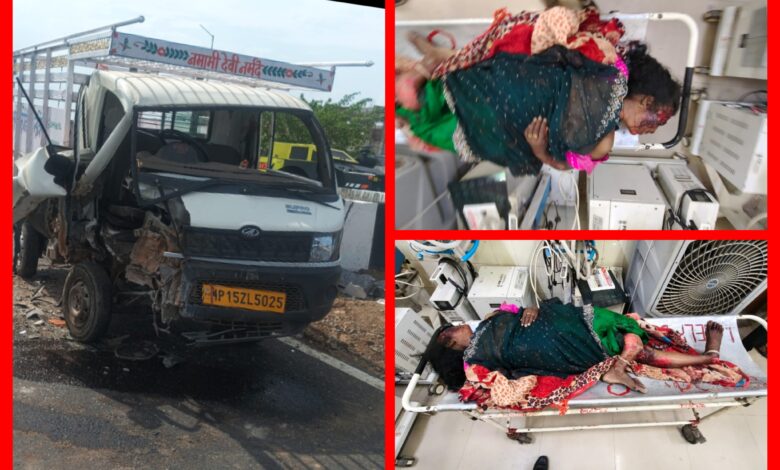 सागर-सुरखी NH-44 पर भीषण सड़क हादसा: ट्रक ने मिनी पिकअप को मारी जोरदार टक्कर, एक महिला की मौत, दर्जनभर घायल 1 InCollage 20260615 163655990