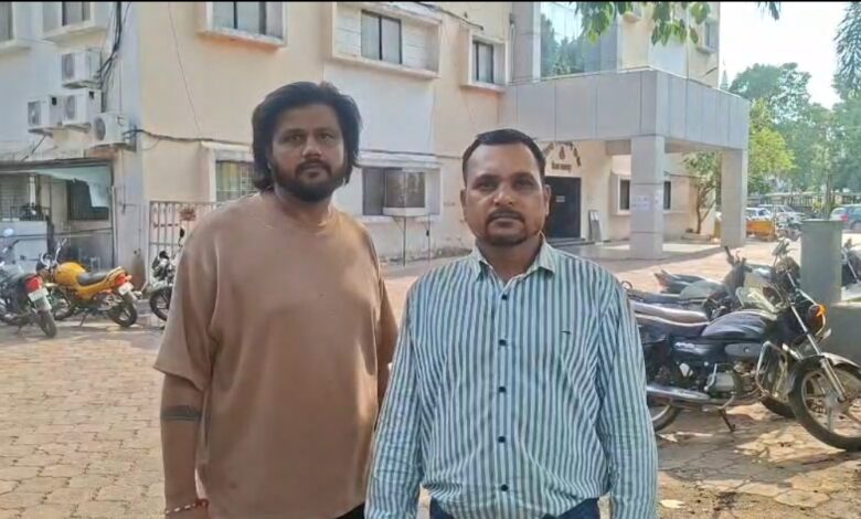उज्जैन की फर्जी फर्म ने मोबाइल कारोबारी को लगाया ₹2.5 लाख का चूना; ठग की तलाश में जबलपुर पहुंची पुलिस व पीड़ित 1 Screenshot 2026 06 19 20 09 48 17 6012fa4d4ddec268fc5c7112cbb265e7