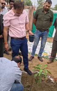 विश्व पर्यावरण दिवस पर “एक पेड़ माँ के नाम 2.0” अभियान के तहत कलेक्टर ने किया पौधारोपण 4 Screenshot 20260605 130620 WhatsAppBusiness