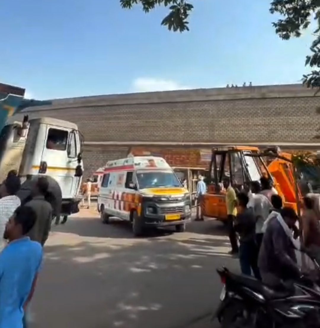 लमतरा ब्रिज के पास भीषण सड़क हादसा, हाइवा की टक्कर से यात्री बस पलटी 6 Screenshot 20260614 172956 WhatsApp