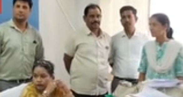 लोकायुक्त की कार्रवाई : रिश्वत लेते रंगे हाथ ट्रैप हुईं कर्मचारी संघ की अध्यक्ष, एरियर्स की राशि निकलवाने के एवज में मांग रही थीं 2500 की रिश्वत 1 Screenshot 20260619 133932.WhatsApp